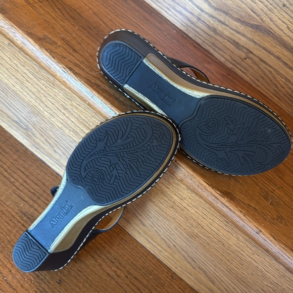 Alegria Lara Black Butter Leather Wedge Sandals size 39 (US 8.5) black  gold EUC - Picture 9 of 17